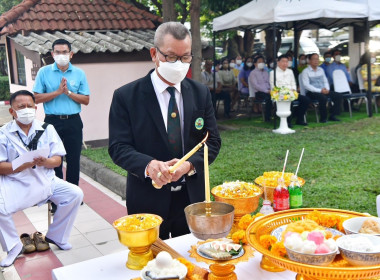 พิธีบวงสรวงตั้งศาลสิ่งศักดิ์สิทธิ์หลังใหม่ประจำสำนักพัฒนาและถ่ายทอดเทคโนโลยีการสหกรณ์ ณ บริเวณด้านหน้าสำนักพัฒนาและถ่ายทอดเทคโนโลยีการสหกรณ์ ถนนพิชัย เขตดุสิต กรุงเทพฯ ... พารามิเตอร์รูปภาพ 2