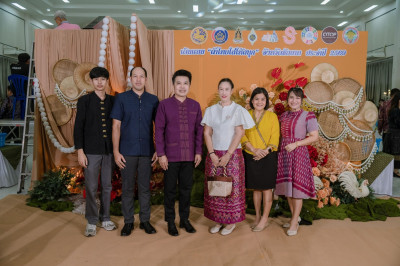 โครงการวิจิตรภูษา พัสตราภรณ์ ชุดไทยพระราชนิยม ๘ แบบ ... พารามิเตอร์รูปภาพ 1